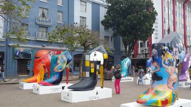 Tacones gigantes atrapan las miradas en el centro de San José