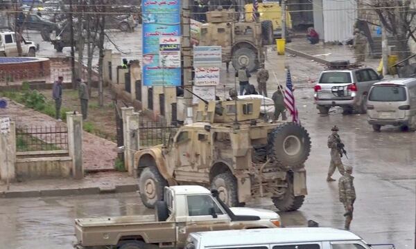Militares estadounidense se desplegaron el lugar donde se produjo el atentado terrorista el miércoles 16 de enero del 2019 en Manjib, Siria. 