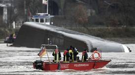 Barco con ácido sulfúrico naufraga en Alemania