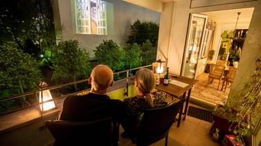 Películas en los patios: la propuesta de Berlín para combatir el aburrimiento de la cuarentena