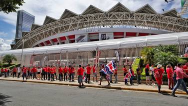 Afición calienta ambiente en el Estadio Nacional previo a juego de Costa Rica