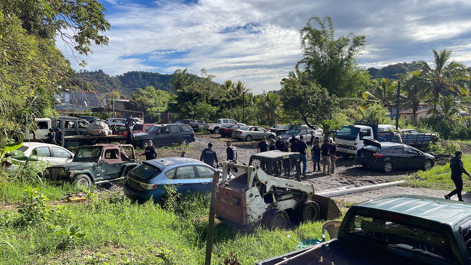 En Patarrá decomisaron 37 carros que tenían orden de destrucción desde hace 4 años. Foto: OIJ