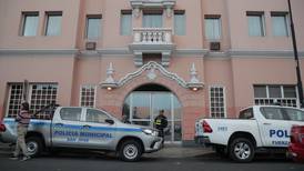 Empleados de Hotel del Rey detenidos por impedir a Policía encontrar a extranjero muerto