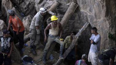 Rescatan a tres de once mineros atrapados 