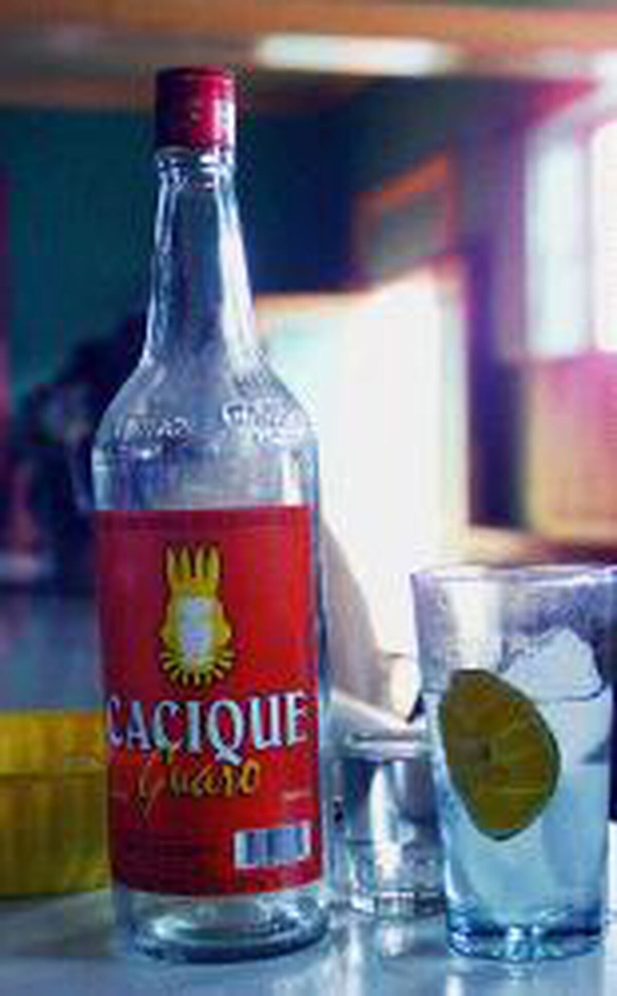 Precio del litro de guaro bajará ¢100 La Nación