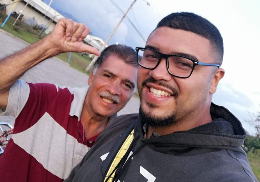 Alejandro Rivera falleció este domingo tras un altercado con un chofer de bus. Acá con uno de sus hijos, Vladimir Rivera.