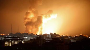 Netanyahu urge a palestinos a dejar Gaza y promete dejar en ruinas a Hamás 