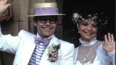 Exesposa de Elton John intentó suicidarse en su luna de miel