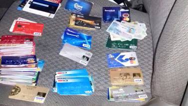 Policía Municipal detiene a sujeto que llevaba 300 tarjetas de crédito y cédulas ocultas en un vehículo