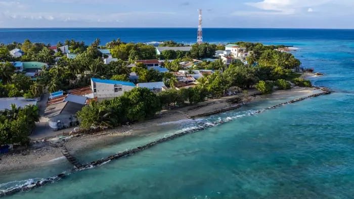Maldivas destaca por sus playas paradisíacas y compromiso con la sostenibilidad, dejando una impresión duradera.