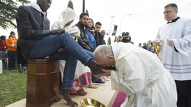Papa Francisco lava pies de musulmanes, ortodoxos, hindúes y católicos