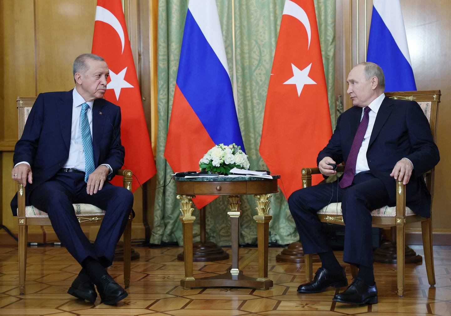 El presidente ruso Vladimir Putin (derecha) y el presidente turco Recep Tayyip Erdogan asisten a una reunión en Sochi.