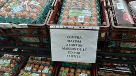 Walmart restringe venta de huevo por ‘desabastecimiento y baja producción’, avicultores niegan escasez nacional