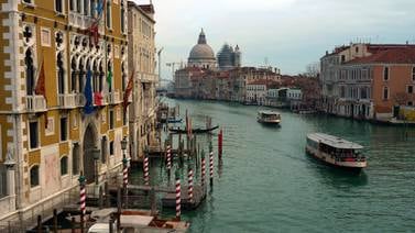 Italianos hacen diques móviles para proteger     Venecia   