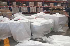Aduanas retiene a ‘outlets’ 68.000 kilos de mercancías por presuntas irregularidades en importación 