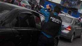 Agentes judiciales se enfrentan a balazos con tres sujetos durante arresto de una mujer en Los Cuadros de Goicoechea