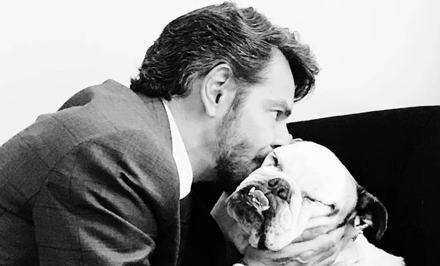 Eugenio Derbez y su perrita Fiona. El actor se encuentra profundamente triste por la partida de su mascota. Fiona convivió con la familia por 11 años