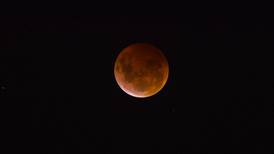 Cielo mayormente despejado permitió apreciar eclipse total de la Luna en Costa Rica