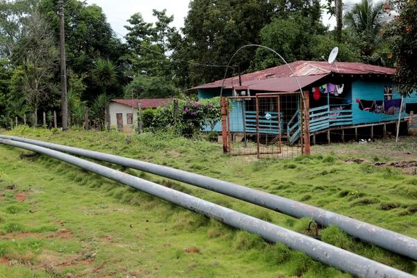 Pobladores de B-line de Matina admiten que el robo de combustible del poliducto de Recope los desvela, pues una fuga o accidente los afectaría. Fotografía: Alonso Tenorio