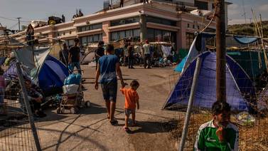 Gobierno de Grecia acusa a refugiados de haber incendiado el campamento en Lesbos