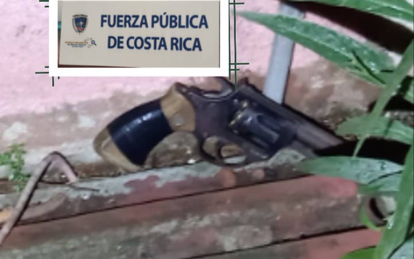 Cerca de donde se detuvo a García, en Cañas, la policía encontró este revólver que podría ser el usado minutos antes  para matar a Fabián Tamayo, de 22 años. Foto: Cortesía MSP.