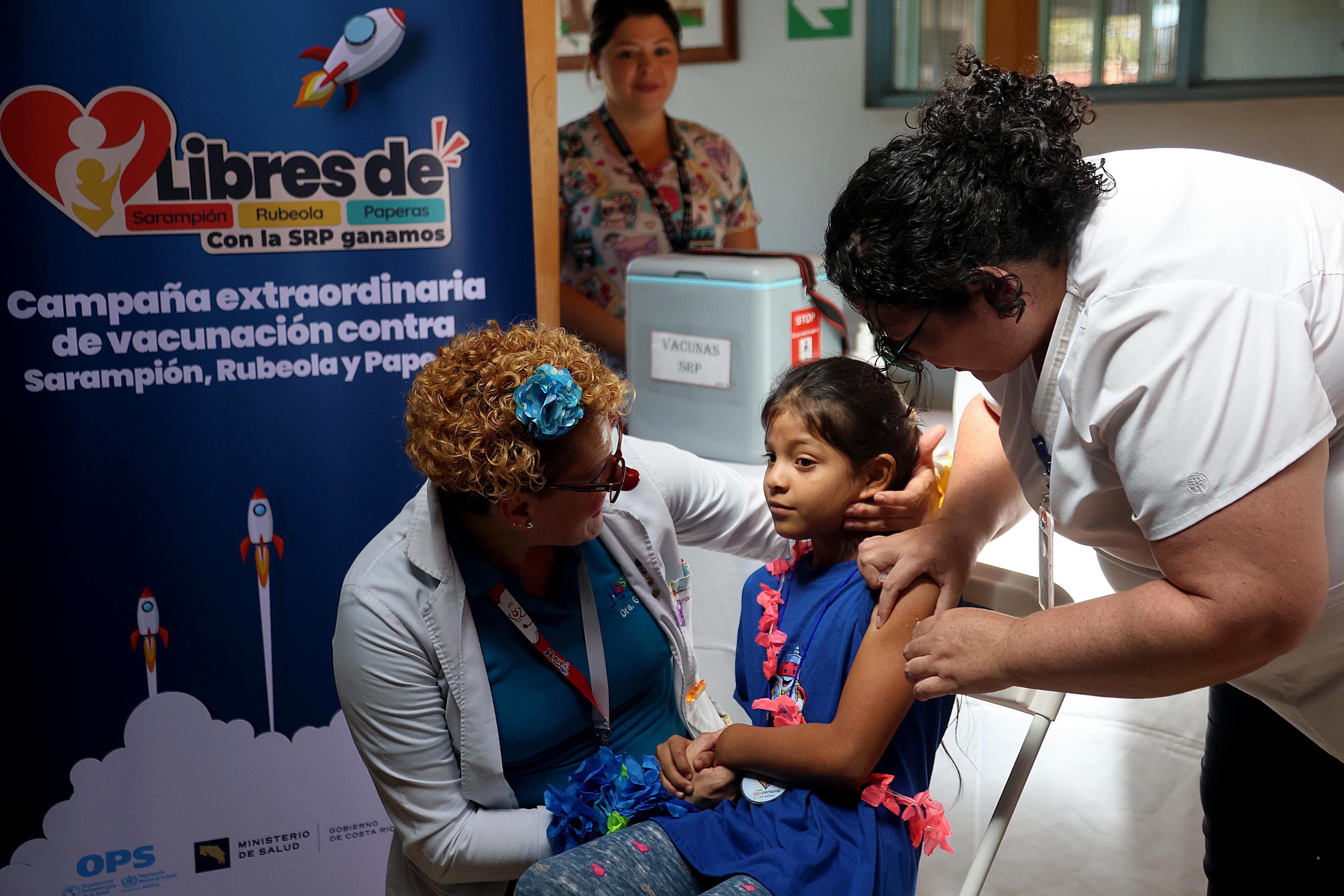 La campaña de vacunación extraordinaria contra sarampión lleva un 70% de avance, pero los grupos antivacunas lo dificultan.