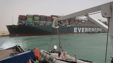Tráfico en el canal de Suez se reanuda tras desencallar megabuque