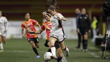 Fútbol y velocidad de Priscilla Chinchilla arrancan aplausos de aficionados de Alajuelense Codea y de Moravia Herediano 