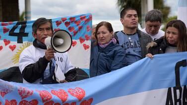 Familiares de tripulantes del submarino argentino ARA San Juan quedan entre dudas y desconsuelo