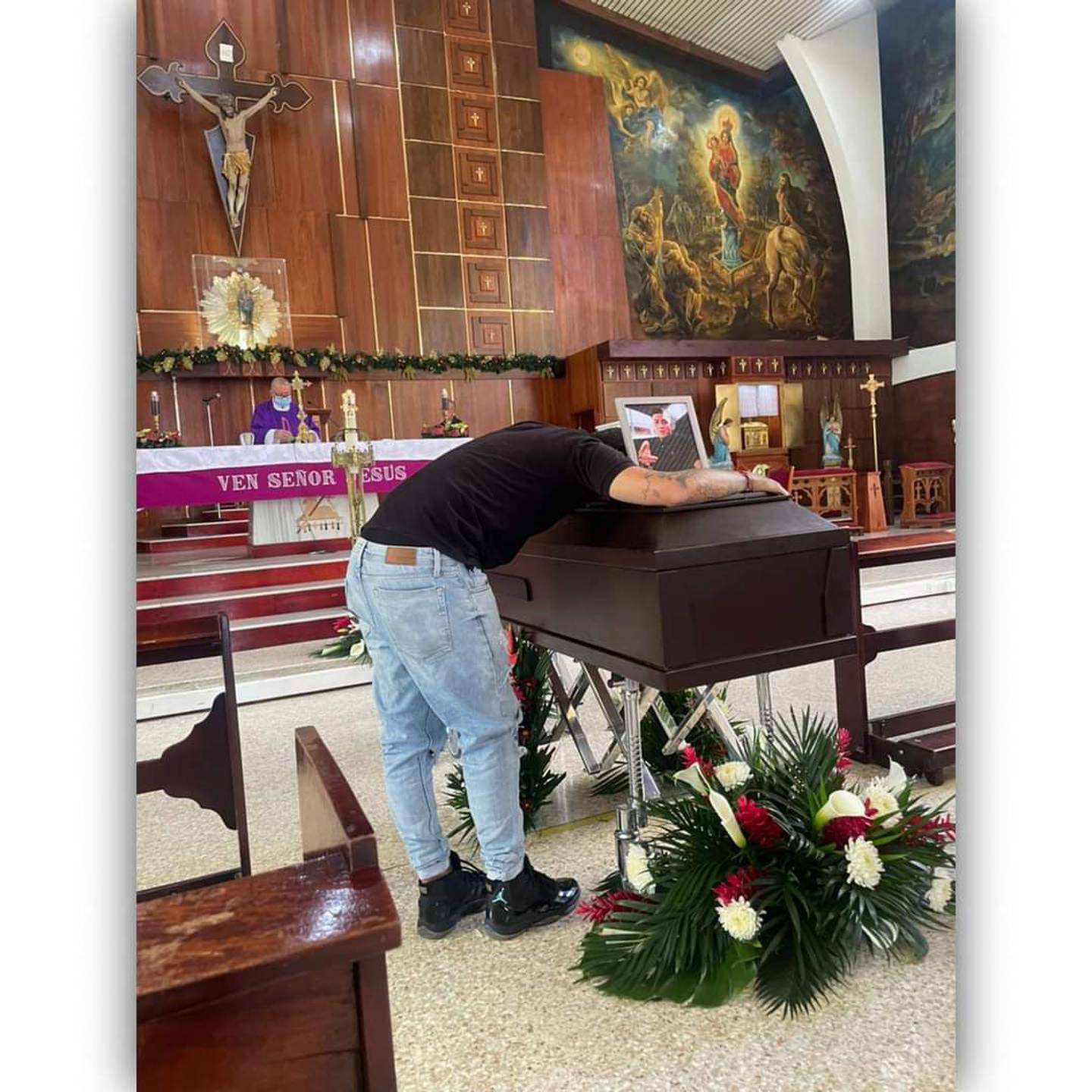 El gemelo del joven asesinado a balazos, quemado y maniatado, que apareció en Ochomogo, Cartago, lloró al despedirlo en la iglesia de La Unión. Foto: suminisrtada por Keyna Calderón.