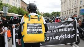 Gobierno español aprueba la ley ‘riders’ para regular el empleo en ‘apps’ de entrega a domicilio