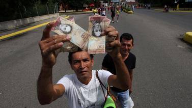 Venezuela sufre aún por falta de dinero, aunque circula el billete de 100 bolívares