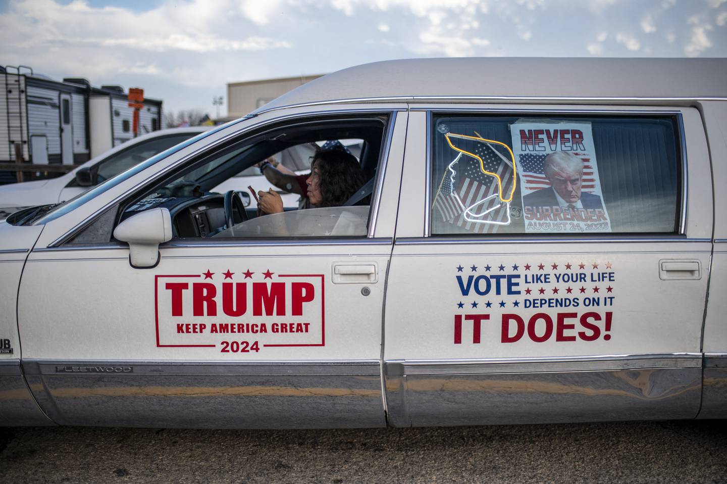 Entre los participantes se observan vehículos con banderas de apoyo al exmandatario Donald Trump y lemas de rechazo al actual presidente demócrata Joe Biden.