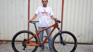 Ebanista fabricó marco de bicicleta de madera para correr en la Trans Costa Rica
