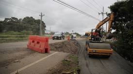 Deslizamientos, árboles caídos y cables eléctricos acechan en rutas al sur
