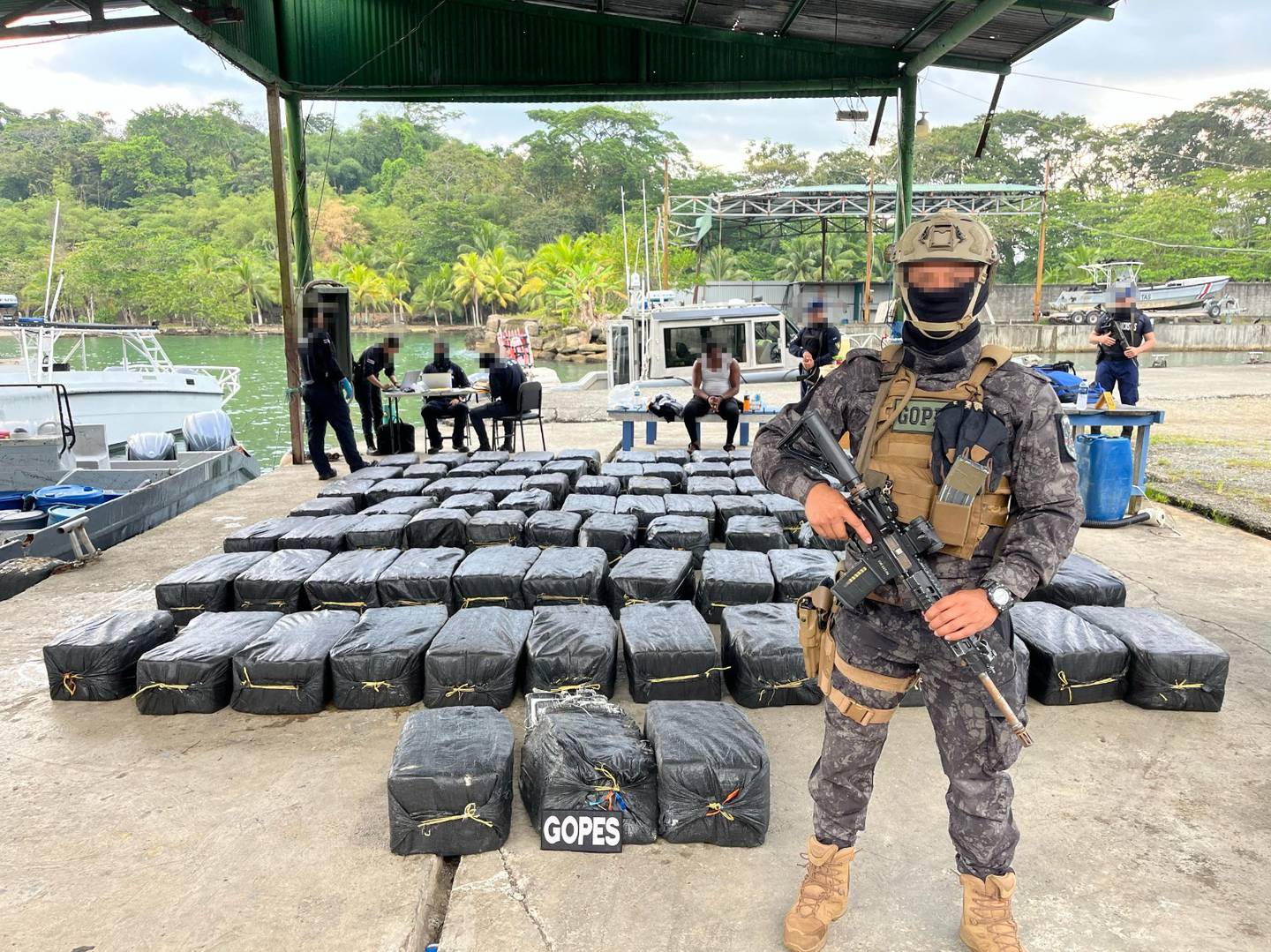 Detienen a extranjeros que transportaban 88 sacos con cocaína en lancha rápida.
