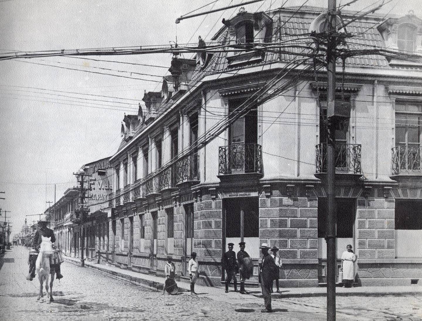 Edificio “La Arena”, donde inició operaciones el Banco Nacional de Seguros a mediados
de la década de 1920. Fotografía de autor no determinado.