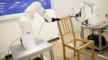 Científicos desarrollan en Singapur robot capaz de armar silla vendida en tienda Ikea
