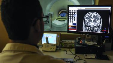 CCSS promete resolver en seis meses lista de pacientes en espera de resonancia magnética