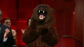 El oso de 'The Revenant' acudió a la ceremonia de los premios Óscar