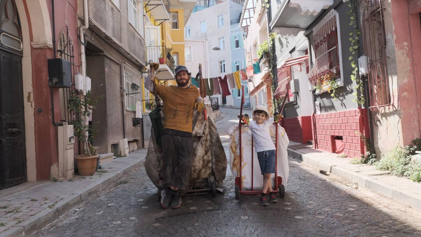 Vidas de papel: la película turca de Netflix que conmueve con su historia  de un recolector de desechos | La Nación