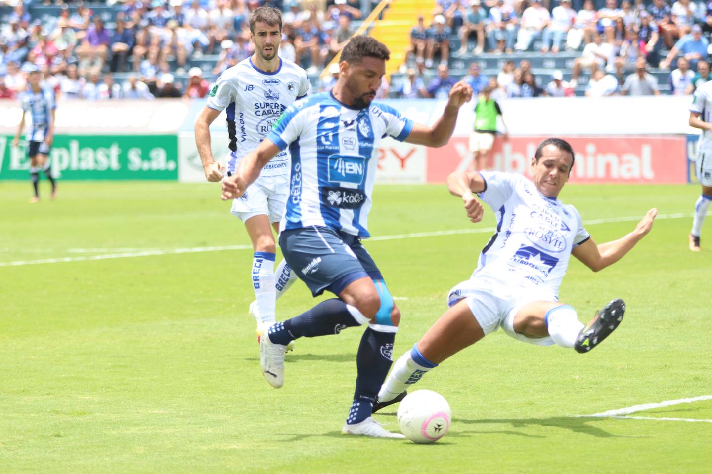 El atacante de Cartaginés Marcel Hernández (izquierda) falló un penal, pero se repuso y anotó un gol. El defensa de Grecia, Mario De Luna fue quien cometió la falta dentro del área.