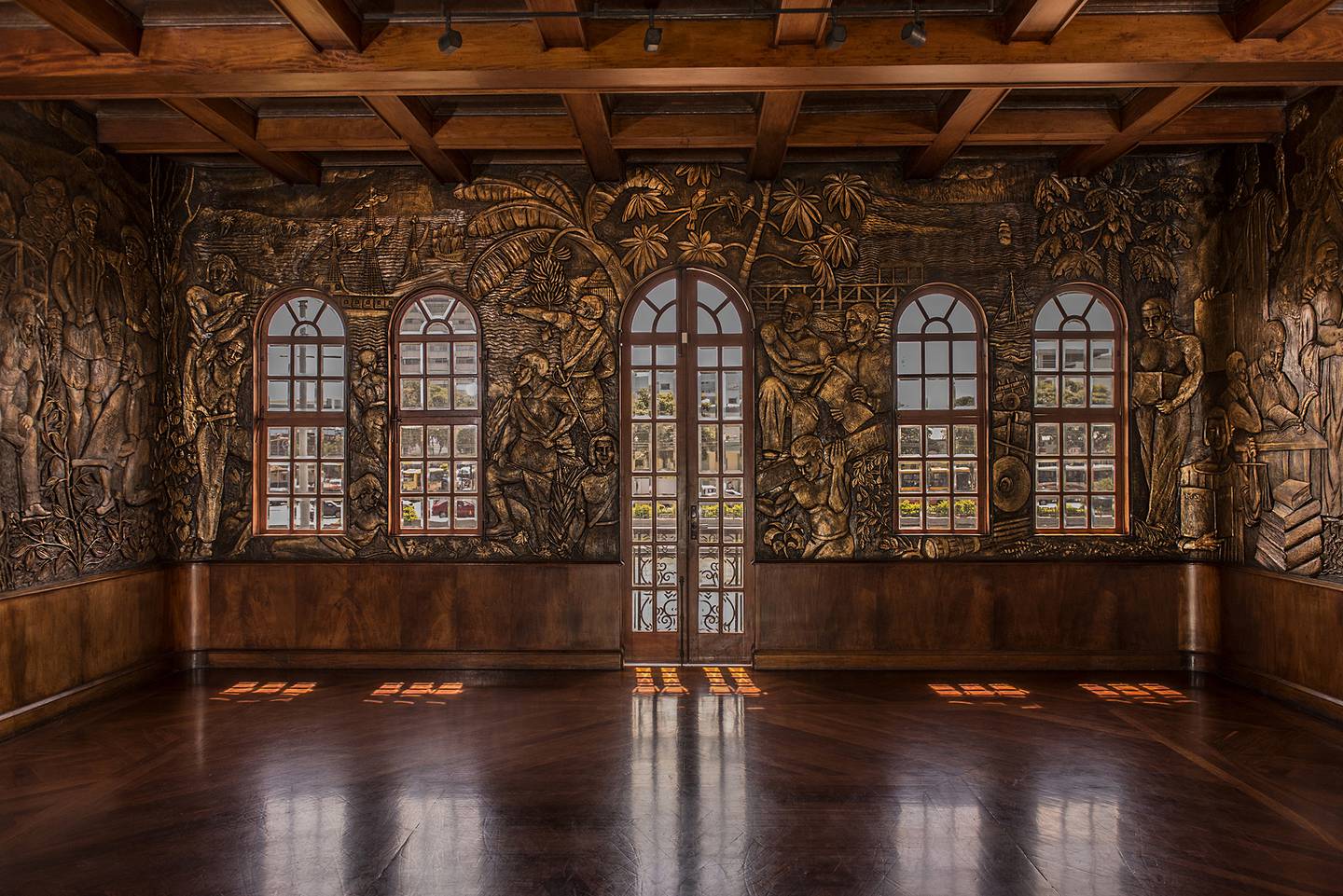 El Salón Dorado, hecho por el artista Louis Féron, es un verdadero hito dentro de la historia del arte costarricense.