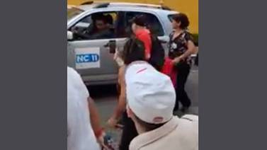 Manifestantes chavistas agreden a periodista y camarógrafo de ‘NC Once’