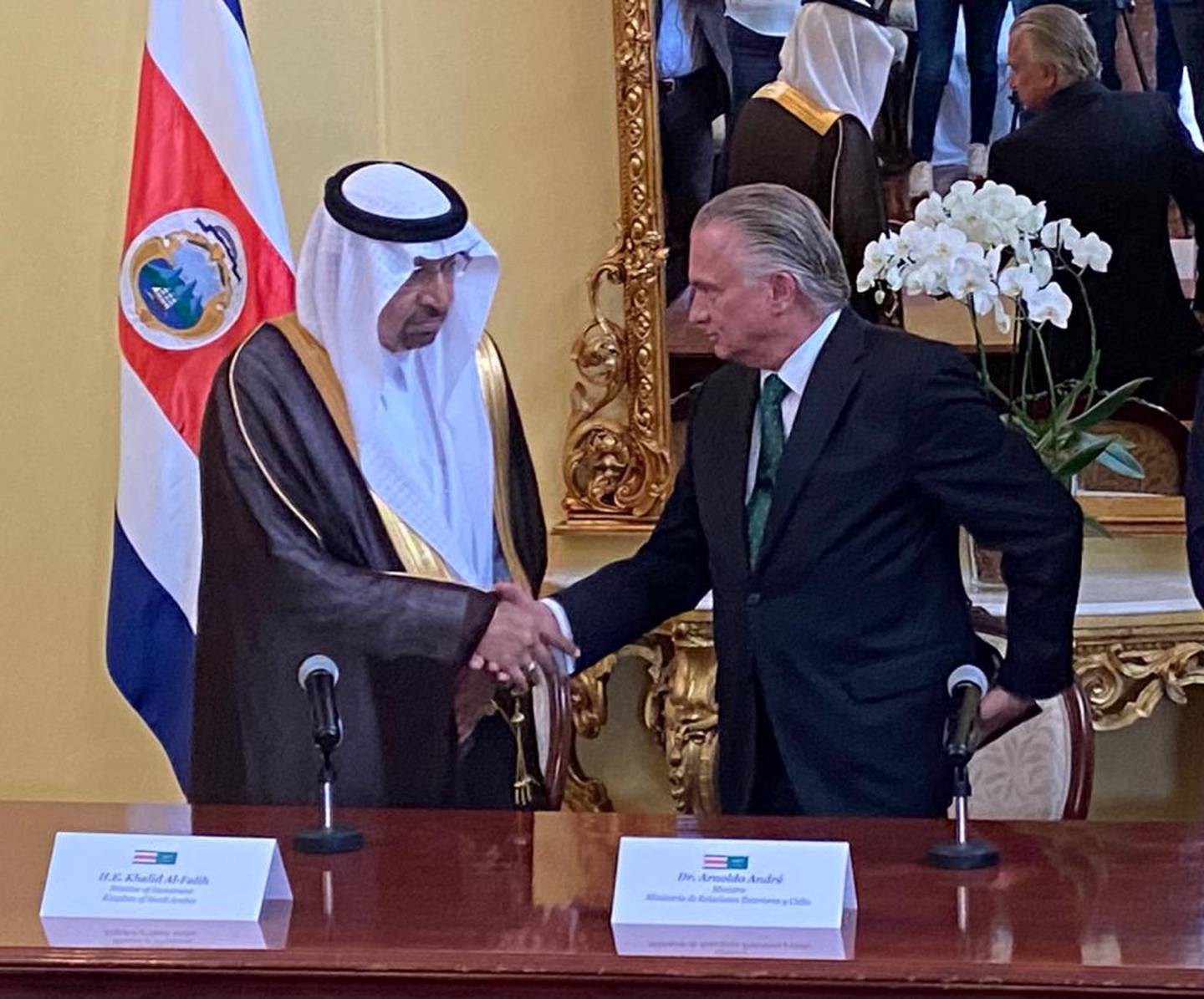 El ministro de Inversiones de Arabia Saudita, Khalid Al-Falih, estrecha la mano del canciller costarricense, Arnoldo André, en el marco de la gira que realiza la delegación del reino petrolero a San José.