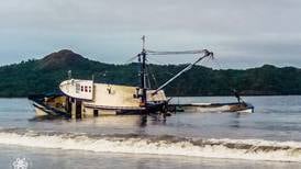 Barco camaronero se hundió en Brasilito de Guanacaste y miles de litros de diésel se derramaron en el mar