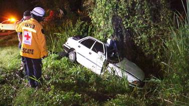 Choque de automóvil contra árbol deja dos muertos en Guácimo