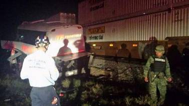 Choque entre autobús y tren  deja 16  muertos en  México