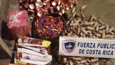 Policía decomisó más de 1.300 unidades de lucería y explosivos en bus de La Cruz