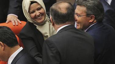  Legisladoras acuden con velo al Parlamento de Turquía